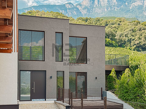 Moderne Neubauvilla mit schöner Terrasse im Grünen - wählen Sie noch die Materialien aus